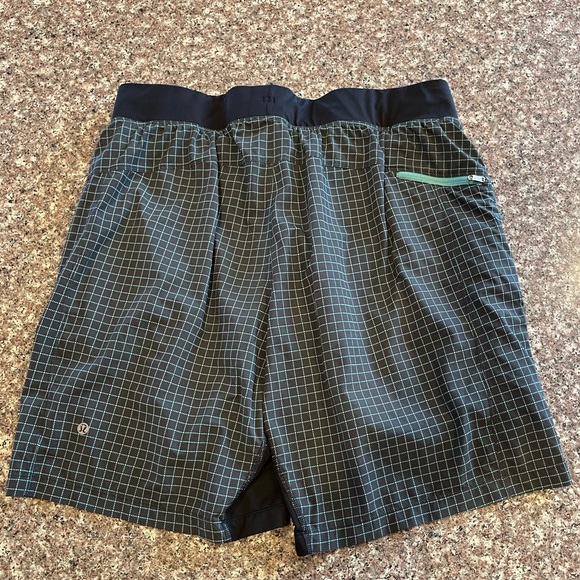 Mens Lululemon Athletic shorts w/bike shorts liner - large - Picture 2 of 3